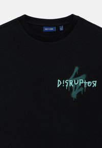 T-shirt en coton noir avec un graphisme turquoise affichant "D!SRUPTOR" effet spray, col rond et manches courtes.