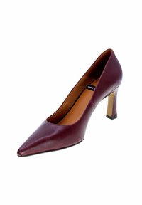 Pump da donna in pelle bordeaux con punta a forma di punta e tacco a stiletto di altezza media, foderato internamente in beige.