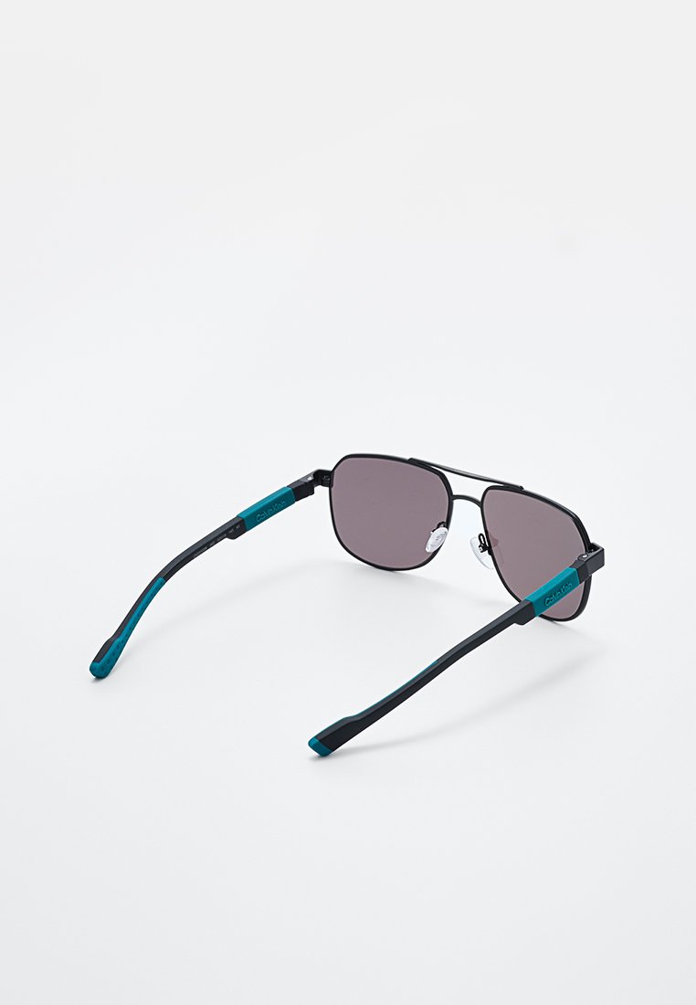 Gafas de sol con un marco metálico negro, lentes morados degradados y acentos azules en contraste en las varillas. Forma rectangular y diseño elegante.
