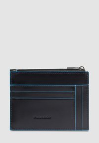 Portafoglio in pelle nera con cuciture blu, dotato di un comparto con zip e più slot per carte su un lato. Superficie testurizzata.