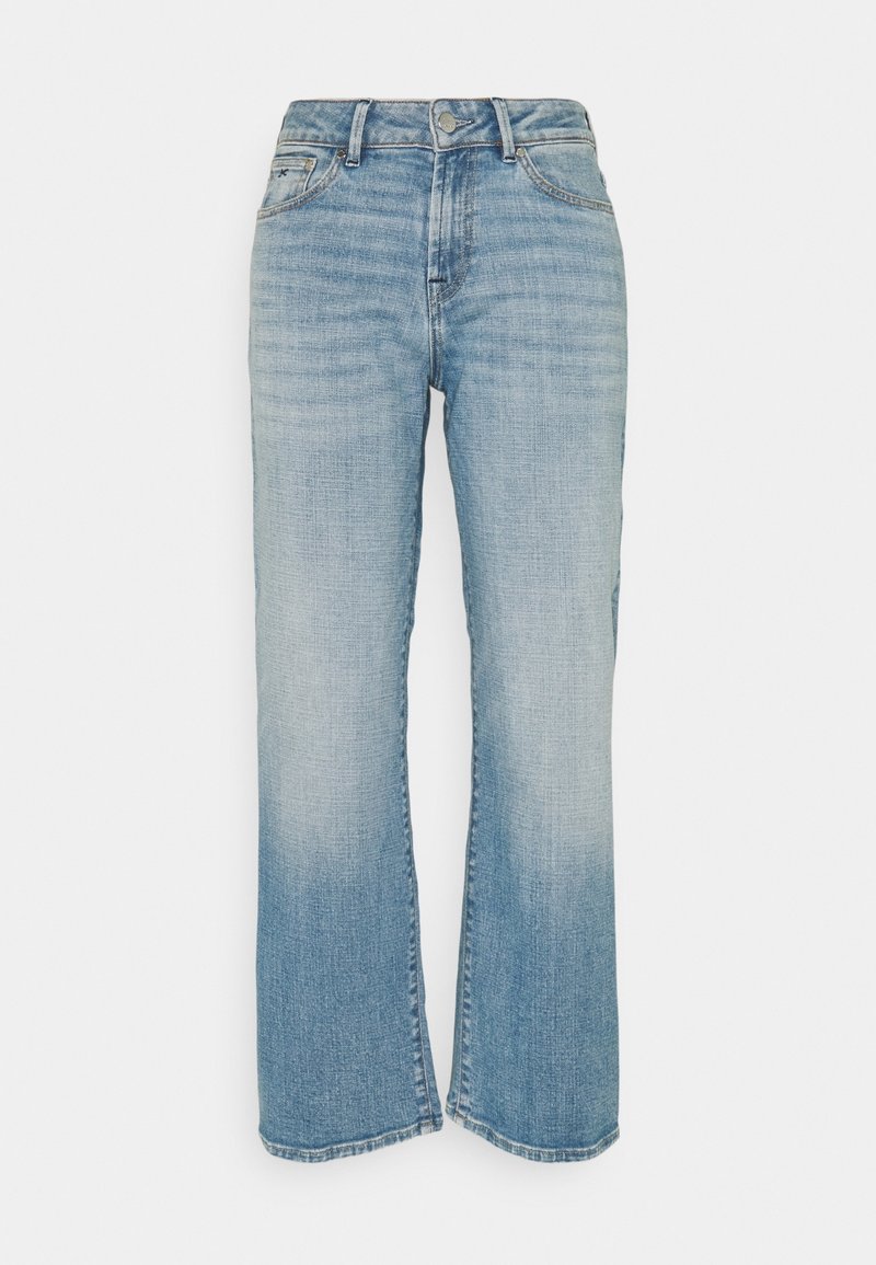 Jean délavé bleu clair à jambes droites, avec poches avant, passants pour ceinture, et fermeture à bouton.