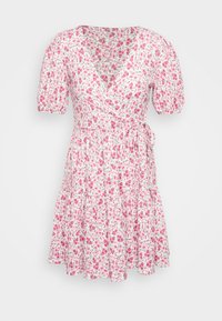 Vestido corto blanco con estampado floral rosa, mangas abullonadas, escote en V, estilo envolvente y detalle de lazo en la cintura, falda acampanada.