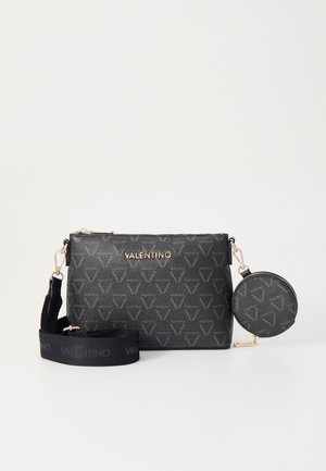 Borsa a tracolla sintetica nera con hardware dorato, caratterizzata da un motivo con logo e una pochette rotonda staccabile. Include una tracolla con il marchio.