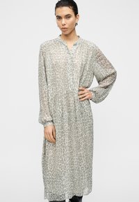 Μακρύ, διαφανές φόρεμα με animal print σε ανοιχτό γκρι, με λαιμόκοψη με κουμπιά, ελαστική μέση και φαρδιά μανίκια σε στυλ μπαλονιού.