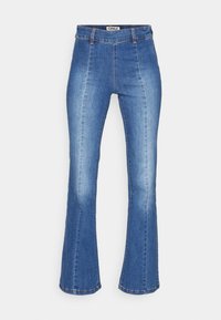 Weit geschnittene blaue Jeans in mittlerem Waschung mit gestickten Details, hoher Taille und traditioneller Denim-Textur. Gürtelschlaufen und Markenlabel sichtbar.