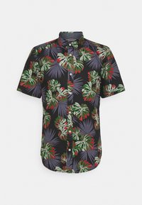 Camisa de botones de manga corta con fondo negro, patrón de hojas tropicales en verde y rojo, y botones blancos.