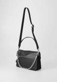Borsa a spalla in pelle nera con accentatura in catena argentata, tracolla regolabile, tasca frontale con zip e design rettangolare elegante. Finitura testurizzata.