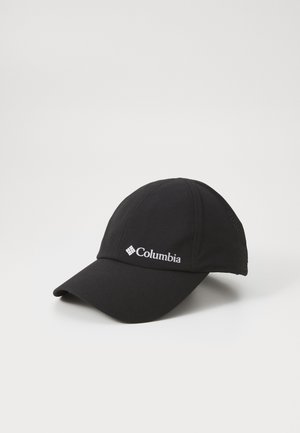 Cappellino da baseball nero realizzato in stoffa con visiera curvata. Presenta il logo bianco "Columbia" ricamato sul davanti e fori di ventilazione sui lati.