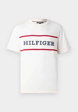 T-shirt blanc à manches courtes et col rond avec le texte « HILFIGER » en bleu centré entre deux bandes rouges horizontales.