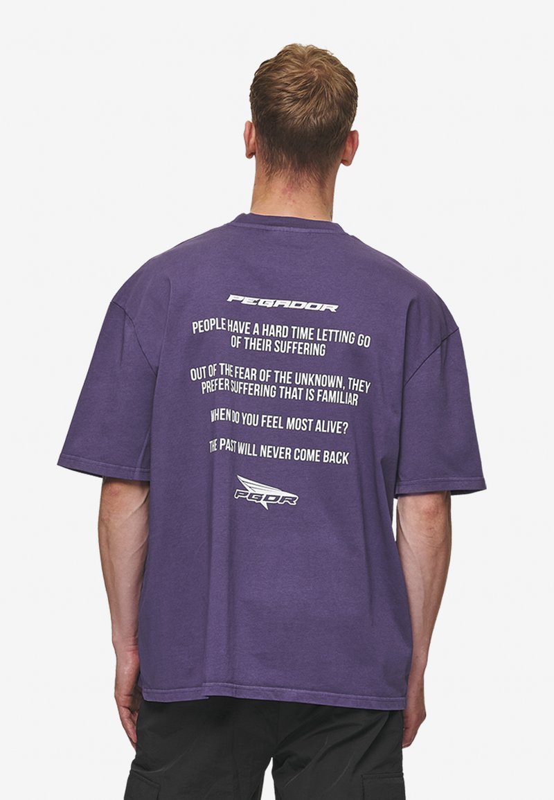 Pegador - DUBOSE OVERSIZED TEE - Print T-shirt - vintage deep purple, Enlarge