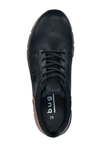 Schwarze LederSneaker mit braunen Akzenten, runder Zehenform, strukturierten Oberfläche und Schnürung; das Innere zeigt das Markenlabel und die Größe 42.