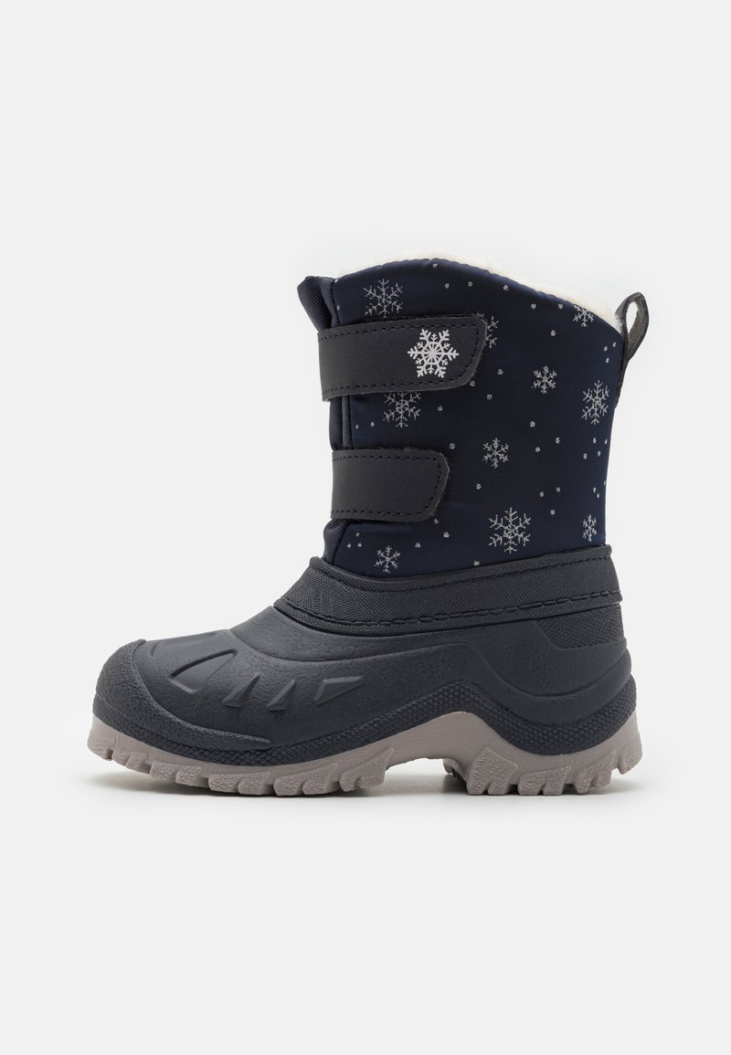 Sötétkék felsőrészű hócsizmák ezüst hópehely mintákkal, szürke gumitalppal, állítható pántokkal és puha béléssel.