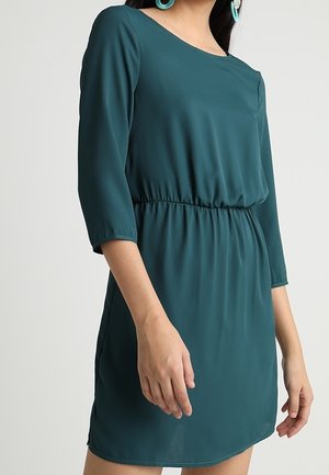 Vestido corto de color verde agua, con mangas cortas, cintura ajustada y falda fluida. Fabricado en un material ligero con una textura suave.