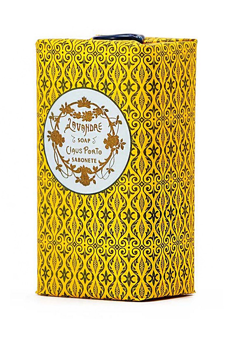Die Verpackung der Lavendel-Seife präsentiert ein lebhaftes gelbes Design mit komplizierten schwarzen Mustern. Ein weißes Etikett zeigt den Produktnamen und die Marke.