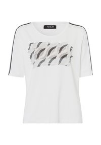 Witte t-shirt met korte mouwen en een textuurpatroon met zwarte en crèmekleurige golven op de voorkant, aangevuld met zwarte accenten op de schouders.