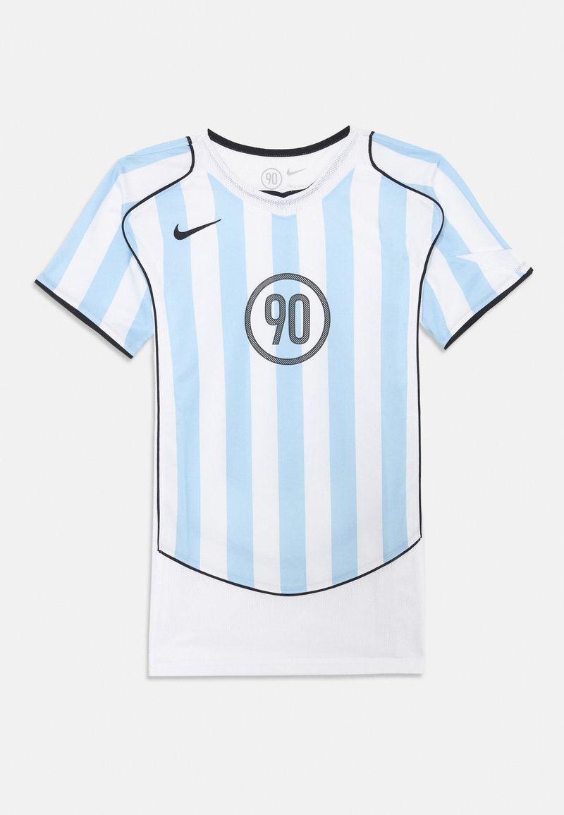 Svetlo modrý a biely pruhovaný dres vyrobený z tkaniny s mriežkovou textúrou, s okrúhlym logom v strede s číslom "90" a čiernymi akcentami.