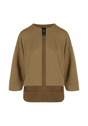 Brązowa kurtka z otwartym przodem, rękawami do trzy czwarte długości i okrągłym dekoltem, noszona na dłuższym, dopasowanym brązowym topie.