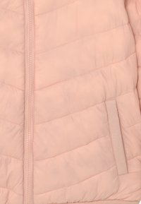 Giacca puffer rosa chiaro con cuciture a zigzag, dotata di zip frontale e tasca laterale, realizzata in un materiale morbido e liscio.