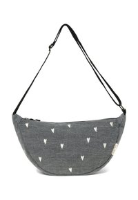 Grijze stoffen tas met witte hartpatronen, gebogen vorm, ritsluiting en een zwarte verstelbare schouderband. Glad textuur met een casual ontwerp.