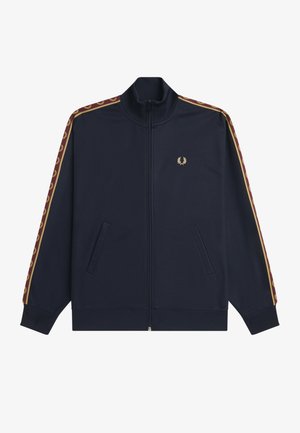 Giacca da pista blu navy con zip frontale completa, strisce bordeaux e oro sulle maniche, polsini e orlo a costine, e piccolo logo alloro dorato sul petto.