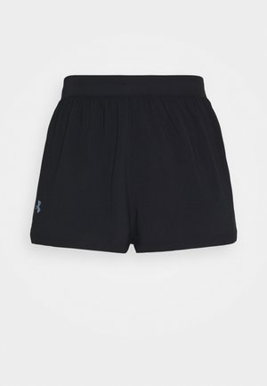 Schwarze Sportshorts mit elastischem Bund, leichten Raffungen und kleinem reflektierendem Logo an der unteren linken Seite vor weißem Hintergrund.