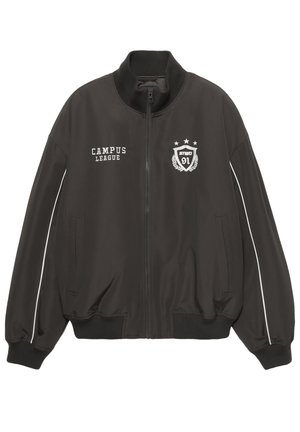 Črna bomber jakna z rebrastim ovratnikom in manšetami, z belimi poudarki, vezenim logotipom in dvema stranskima žepoma. Spredaj zadrga za zapiranje.