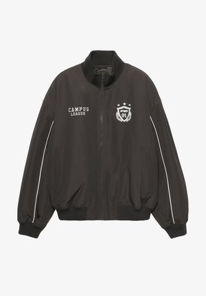 Čierna bomber bunda s rebrovaným golierom a manžetami, s bielymi akcentmi, vyšívaným logom a dvoma bočnými vreckami. Predné zapínanie na zips.