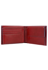 Portafoglio in pelle rossa con design a doppia piega, multiple fessure per carte e una texture liscia. L'interno presenta un unico scomparto per contanti o documenti.