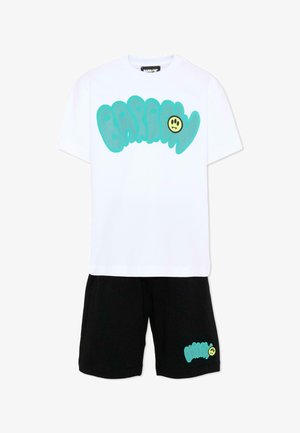 Biały krótki T-shirt z krótkim rękawem i czarne szorty z turkusowym napisem "BARROW" oraz żółtą grafiką uśmiechniętej buźki na obu elementach.