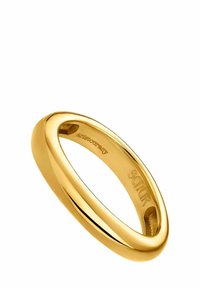 Anillo de oro con forma ovalada lisa y superficie pulida. Presenta un grabado de marca en su interior. Sin adornos ni texturas.