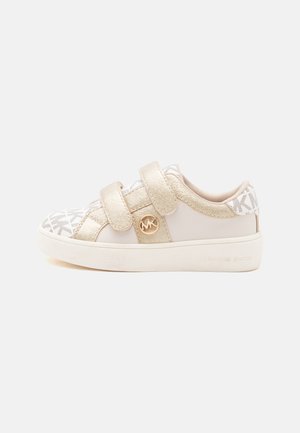 Baskets blanches et dorées pour tout-petit avec deux bandes velcro et logo "MK" sur le côté, zones à motifs sur l'avant et le talon, et semelle blanche épaisse.
