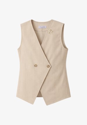 Gilet beige senza maniche con sottili righe, due bottoni frontali e una spilla decorativa a forma di fiore sulla parte superiore sinistra.