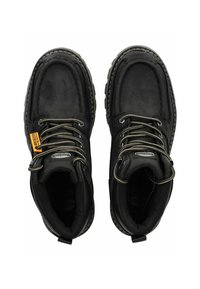 Bottes de randonnée noires avec tige en cuir, embout rond, semelle texturée, œillets en métal et étiquette jaune. Lacets et col rembourré pour le confort.