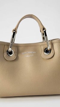 Béžová kabelka z textúrovanej kože s dvojnásobným držadlom upevneným strieborným kovaním a logom Emporio Armani Milano 1981 embosovaným na prednej strane.