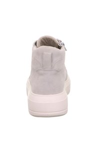Bottines en suédine grise avec un col rembourré, une semelle en plateforme blanche et une fermeture éclair sur le côté ; texture lisse et design minimaliste.