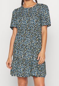 Vestido de manga corta con fondo negro y un patrón floral en azul y beige, con cintura fruncida y falda acampanada.