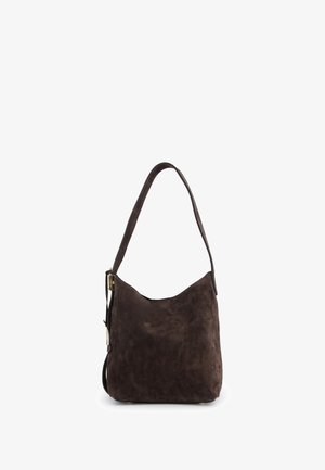 Brun ruskinds skuldertaske med en buet silhuet, en enkelt rem og en subtil glans. Har en lynlåslukning og minimale hardware-detaljer.