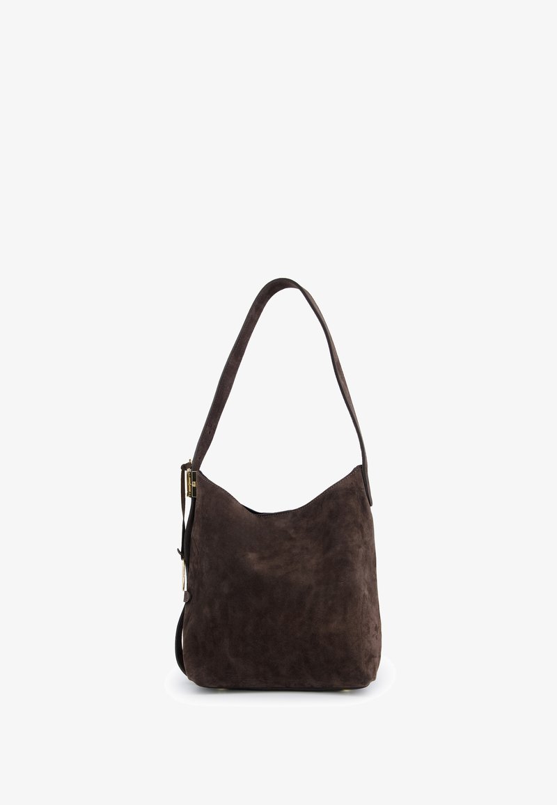 Brun ruskinds skuldertaske med en buet silhuet, en enkelt rem og en subtil glans. Har en lynlåslukning og minimale hardware-detaljer.