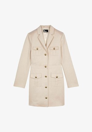 Jasnobeżowy płaszcz z gładkiego materiału, z dwiema kieszeniami na piersi i dwiema dolnymi kieszeniami, złotymi guzikami oraz wyraźną konstrukcją.