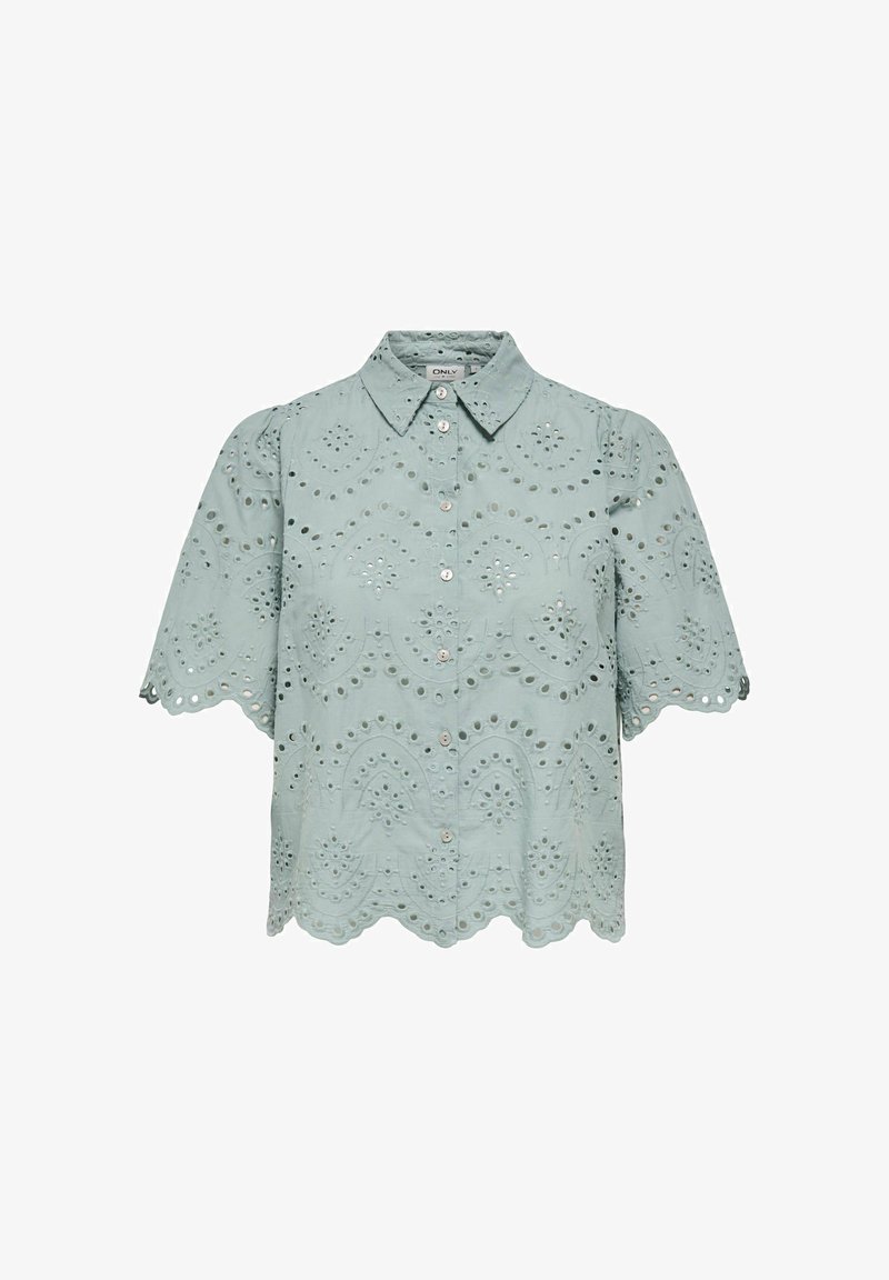 Blouse bleu clair à manches courtes avec motif en dentelle œillet, bords festonnés, col et fermeture à boutons sur le devant.