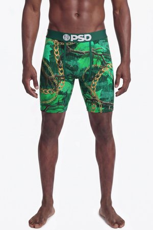 Torse et jambes masculins portant un boxer vert PSD avec un motif chaîne et branche sur fond blanc.