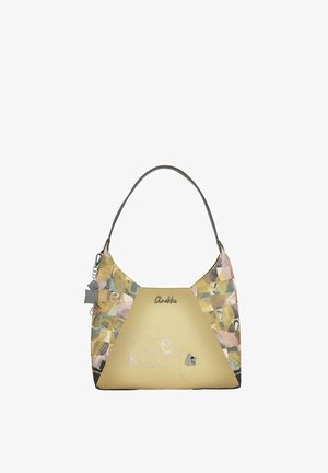Borsa con pannello centrale beige, pannelli laterali astratti multicolore, decorazione con testo ricamato, logo del marchio in metallo e accessorio portachiavi sulla tracolla.