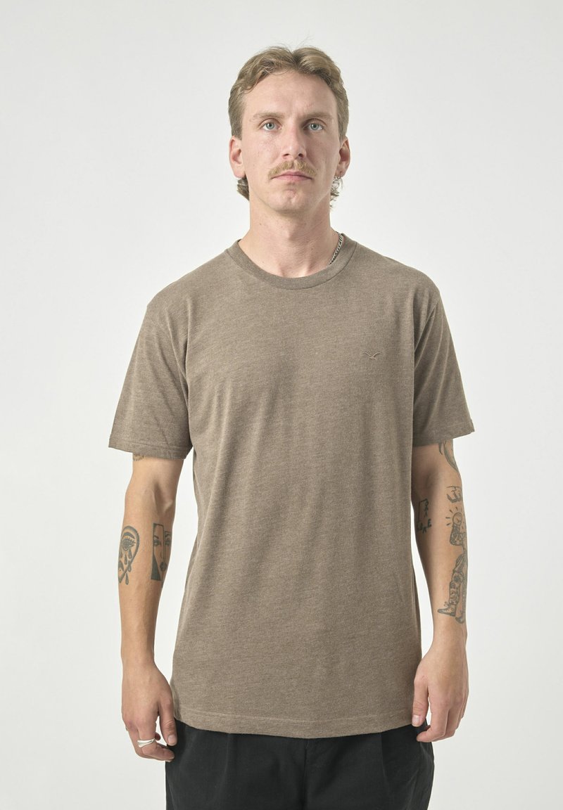 Braunes Kurzarm-T-Shirt aus weichem Material mit Rundhalsausschnitt und dezenten Logodetails auf der Brust. Ideal für den Freizeitlook.