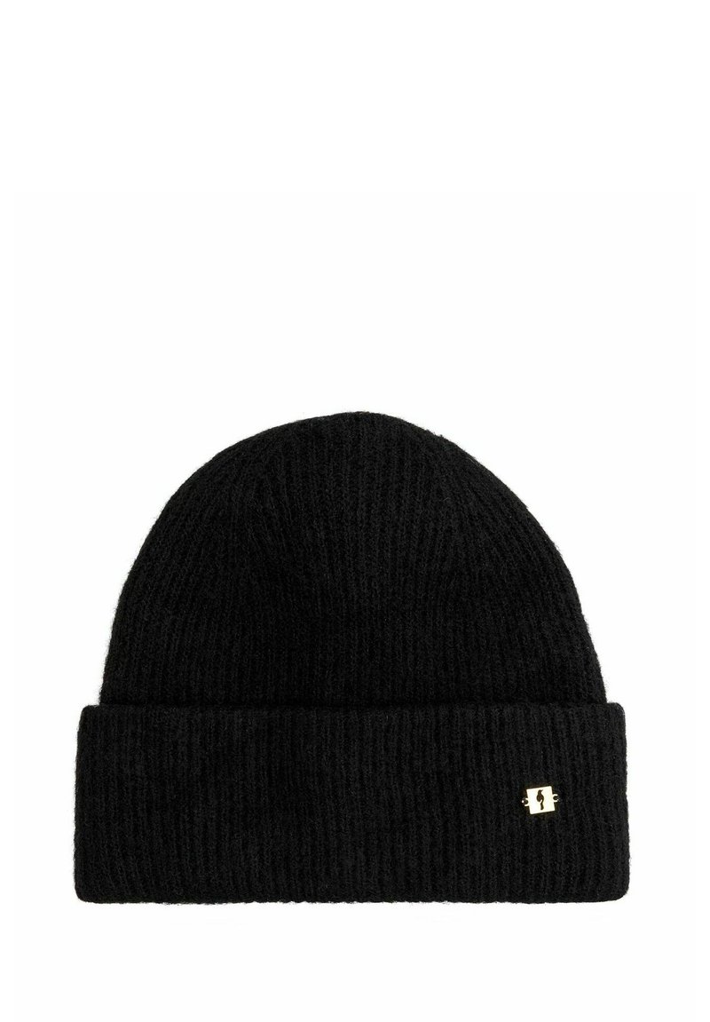 Czarna dzianinowa czapka beanie o prążkowanej fakturze, z podwiniętym brzegiem oraz małą złotą metką z logo po bokach. Odpowiednia na zimne dni.