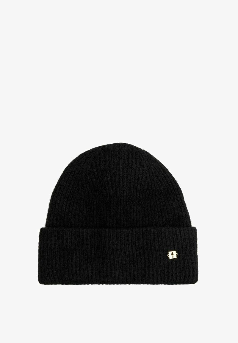 Czarna dzianinowa czapka beanie o prążkowanej fakturze, z podwiniętym brzegiem oraz małą złotą metką z logo po bokach. Odpowiednia na zimne dni.