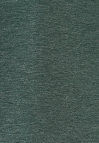 Donkergroen textiel met fijne horizontale en verticale geweven patronen.