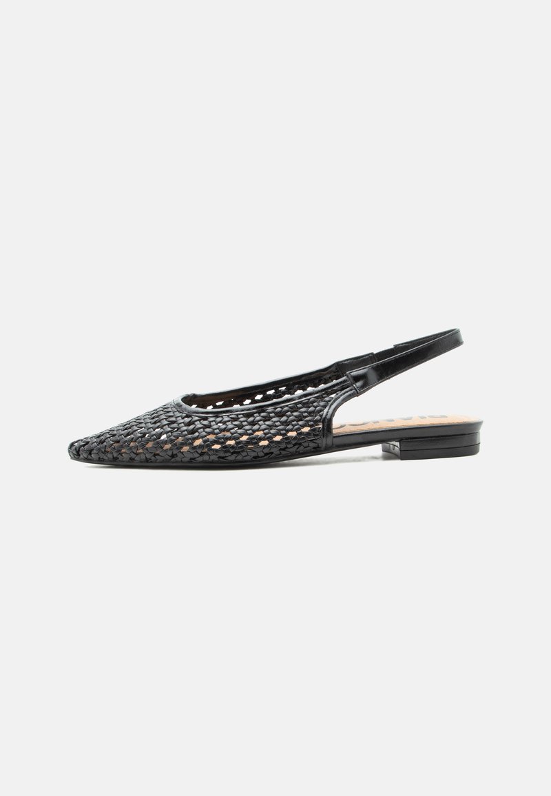 Μαύρο πλεχτό γυναικείο παπούτσι τύπου slingback με μυτερή μύτη και χαμηλό τακούνι, με περίπλοκο σχέδιο πλεγμένου δέρματος και ανοιχτό πίσω λουράκι.