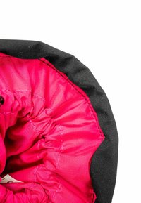 Ronde stoffen opbergzak met een roze binnenkant en zwarte buitenlaag, met een geplooide vormgeving en zichtbare stiksels voor duurzaamheid.