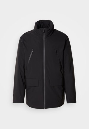 Černá bunda s vysokým límcem, plným předním zipem, dvěma kapsami na zip na hrudi a dvěma předními kapsami s klopou; hladká textura a uvolněný střih.