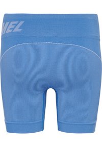 Blå idrottsshorts med en figurnära design, gjorda av ett ribbat tyg, med ett brett midjeband som har 'MEL'-logotypen i vitt.